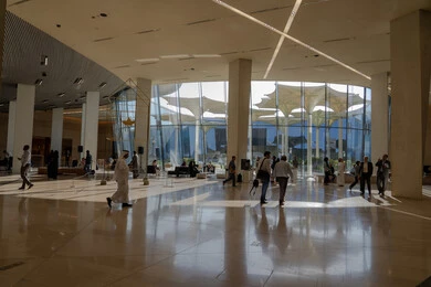 مركز اثراء الثقافي من الداخل في مدينة الظهران في المملكة العربية السعودية, مبنى الملك عبد العزيز الثقافي العالمي, منارة ثقافية ومعالم سياحية مشهورة, فن التصميم الداخلي الحديث، الابتكار و المعرفة و الابداع.