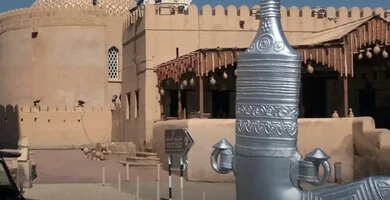 أكبرسوق تاريخي شعبي لصناعة الخناجر، صورة مقربة لدوار الخنجر بالقرب من قلعة نزوى في سلطنة عمان، رمز من رموز ولاية نزوى العمانية، معالم عمان المشهورة، الفن الهندسي المعماري على الطراز القديم، السياحة في عمان