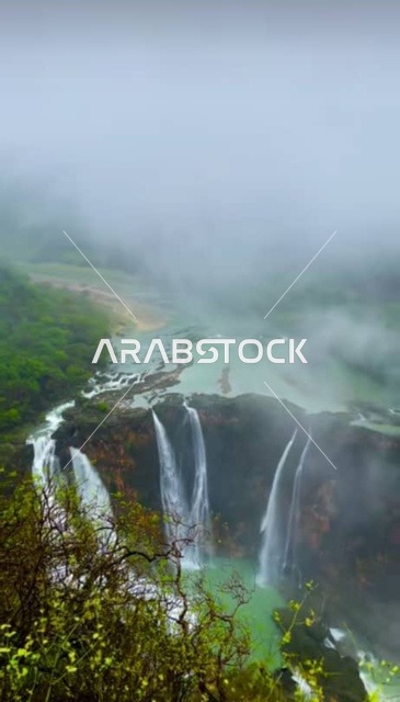 وادي دربات في ولاية طاقة بمحافظة ظفار، الشلالات المائية الطبيعية والأجواء الضبابية على السفوح والمنحدرات الجبلية، شلالات صلالة في سلطنة عمان، أماكن سياحية للتنزه وقضاء وقت ممتع، الاستمتاع بالمناظر الطبيعية بين الأشجار والنباتات الخضراء الكثيفة على الجبال