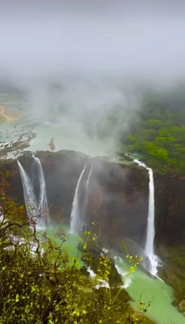 وادي دربات في ولاية طاقة بمحافظة ظفار، الشلالات المائية الطبيعية والأجواء الضبابية على السفوح والمنحدرات الجبلية، شلالات صلالة في سلطنة عمان، أماكن سياحية للتنزه وقضاء وقت ممتع، الاستمتاع بالمناظر الطبيعية بين الأشجار والنباتات الخضراء الكثيفة على الجبال