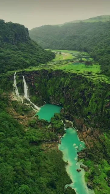 أماكن سياحية للتنزه وقضاء وقت ممتع، وادي دربات في ولاية طاقة بمحافظة ظفار، الشلالات المائية الطبيعية على السفوح والمنحدرات الجبلية، شلالات صلالة في سلطنة عمان، الاستمتاع بالمناظر الطبيعية بين الأشجار والنباتات الخضراء الكثيفة على الجبال