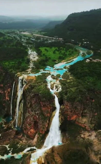 شلالات صلالة في سلطنة عمان، أماكن سياحية للتنزه وقضاء وقت ممتع، وادي دربات في ولاية طاقة بمحافظة ظفار، الشلالات المائية الطبيعية على السفوح والمنحدرات الجبلية، الاستمتاع بالمناظر الطبيعية بين الأشجار والنباتات الخضراء الكثيفة على الجبال