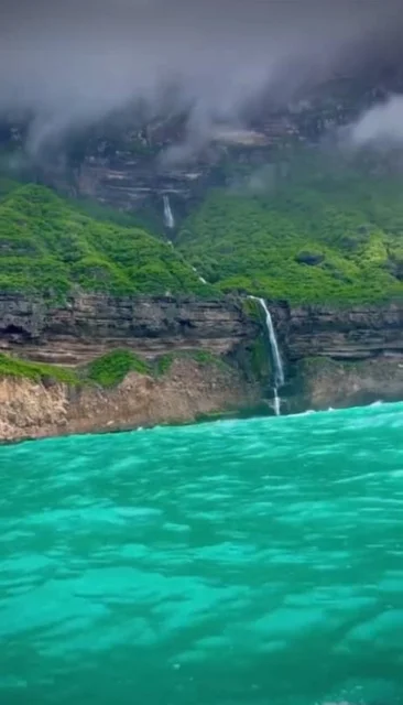 أماكن سياحية للتنزه وقضاء وقت ممتع، منطقة رخيوت في ولاية رخيوت بمحافظة ظفار، الشلالات المائية الطبيعية والاجواء الضبابية على السفوح والمنحدرات الجبلية في سلطنة عمان، الاستمتاع بالمناظر الطبيعية بين الأشجار والنباتات الخضراء الكثيفة على الجبال