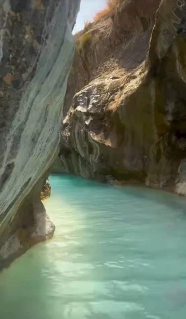 وادي الحوقين في ولاية الرستاق بمحافظة جنوب الباطنة، أماكن سياحية للتنزه وقضاء وقت ممتع، الشلالات المائية الطبيعية في سلطنة عمان، الاستمتاع بالمناظر الطبيعية بين النباتات الخضراء على الصخور والخنادق الصخرية العميقة، استكشاف الكهوف والعيون المائية