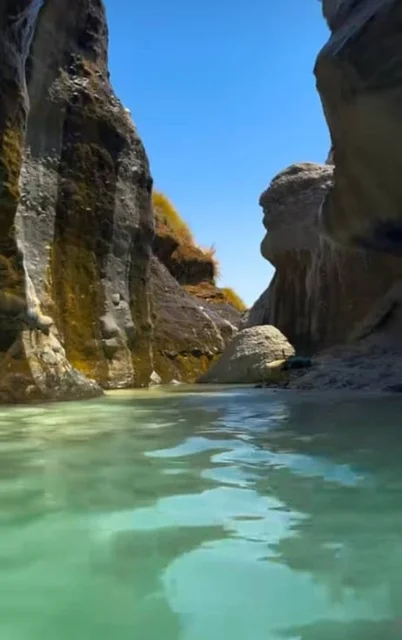 وادي الحوقين في ولاية الرستاق بمحافظة جنوب الباطنة، أماكن سياحية للتنزه وقضاء وقت ممتع، الشلالات المائية الطبيعية في سلطنة عمان، الاستمتاع بالمناظر الطبيعية بين النباتات الخضراء على الصخور والخنادق الصخرية العميقة، استكشاف الكهوف والعيون المائية