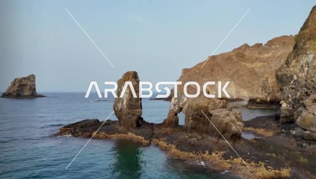 شاطئ بحر سداب الصخري في محافظة مسقط، أماكن سياحية للتنزه والترفيه وقضاء وقت ممتع، الاستمتاع بالمناظر الطبيعية، مناطق ساحلية جبلية للاصطياف في سلطنة عمان