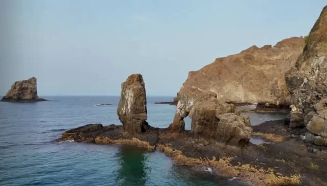 شاطئ بحر سداب الصخري في محافظة مسقط، أماكن سياحية للتنزه والترفيه وقضاء وقت ممتع، الاستمتاع بالمناظر الطبيعية، مناطق ساحلية جبلية للاصطياف في سلطنة عمان