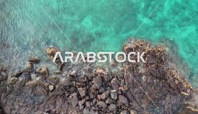 شاطئ بحر سداب الصخري في محافظة مسقط، أماكن سياحية للتنزه والترفيه وقضاء وقت ممتع، الاستمتاع بالمناظر الطبيعية، مناطق ساحلية جبلية للاصطياف في سلطنة عمان