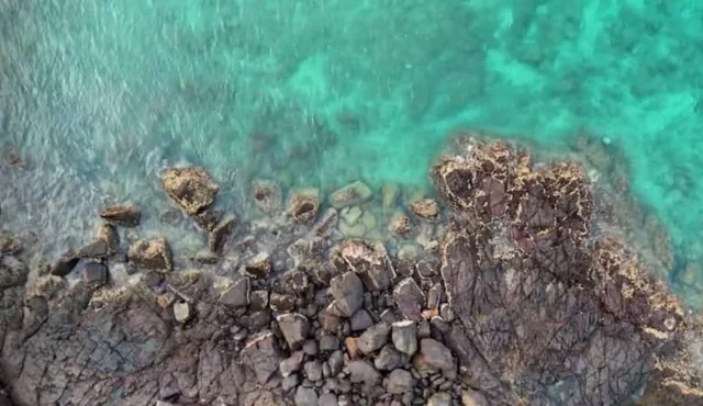 شاطئ بحر سداب الصخري في محافظة مسقط، أماكن سياحية للتنزه والترفيه وقضاء وقت ممتع، الاستمتاع بالمناظر الطبيعية، مناطق ساحلية جبلية للاصطياف في سلطنة عمان