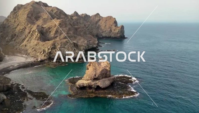 مناطق ساحلية جبلية للاصطياف في سلطنة عمان، شاطئ بحر سداب الصخري في محافظة مسقط، أماكن سياحية للتنزه والترفيه وقضاء وقت ممتع، الاستمتاع بالمناظر الطبيعية