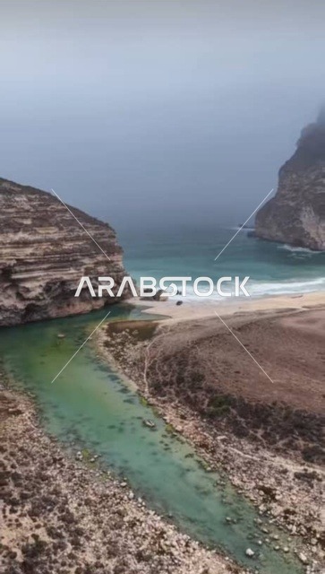 مناطق ساحلية جبلية للاصطياف في سلطنة عمان، شاطئ بحر سداب الصخري في محافظة مسقط، أماكن سياحية للتنزه والترفيه وقضاء وقت ممتع، الاستمتاع بالمناظر الطبيعية