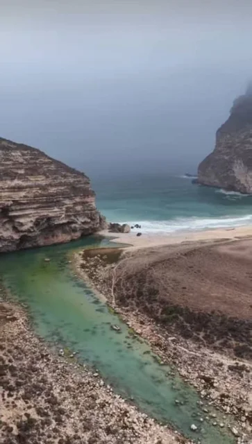 مناطق ساحلية جبلية للاصطياف في سلطنة عمان، شاطئ بحر سداب الصخري في محافظة مسقط، أماكن سياحية للتنزه والترفيه وقضاء وقت ممتع، الاستمتاع بالمناظر الطبيعية