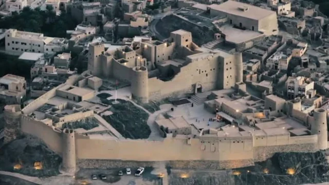 معلم عسكري تاريخي اثري ،موقع استراتيجي هام, صورة جوية لقلعة بهلاء عبري مبنية من الطين في سلطنة عمان ,التصميم والفن الهندسي المعماري بالطراز الهندسي القديم،  معالم سياحيه تراثيه مشهورة .