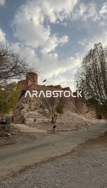 معلم عسكري تاريخي اثري محاط ببساتين النخيل الخضراء، موقع استراتيجي مهم, قلعة نخل المبنية من الطين في ولاية نخل في سلطنة عمان ,التصميم والفن الهندسي المعماري على الطراز القديم، معلم ومزار سياحي تراثي مشهور في محافظة جنوب الباطنة، حصن وبناء على الصخر.