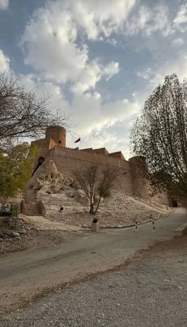 معلم عسكري تاريخي اثري محاط ببساتين النخيل الخضراء، موقع استراتيجي مهم, قلعة نخل المبنية من الطين في ولاية نخل في سلطنة عمان ,التصميم والفن الهندسي المعماري على الطراز القديم، معلم ومزار سياحي تراثي مشهور في محافظة جنوب الباطنة، حصن وبناء على الصخر.