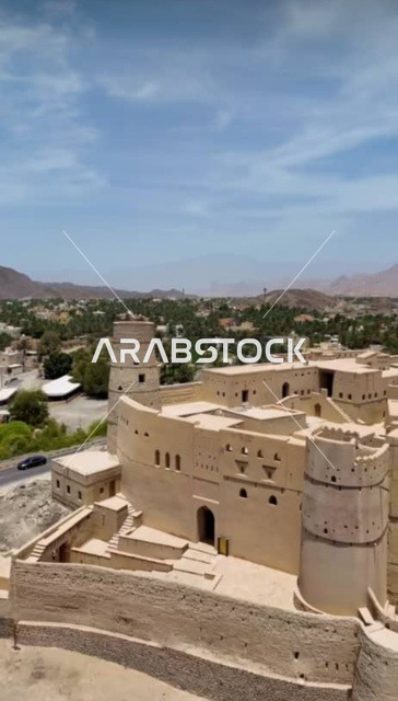 معلم عسكري تاريخي اثري محاط ببساتين النخيل الخضراء، موقع استراتيجي مهم, قلعة نخل المبنية من الطين في ولاية نخل في سلطنة عمان ,التصميم والفن الهندسي المعماري على الطراز القديم، معلم ومزار سياحي تراثي مشهور في محافظة جنوب الباطنة، حصن وبناء على الصخر.