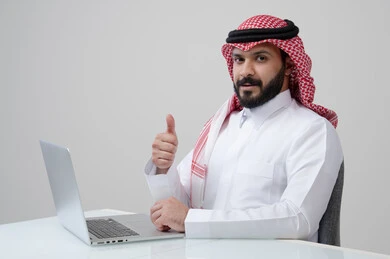 ايماءات الاعجاب والسرور، بورتريه لرجل عربي خليجي سعودي مبتسم يرتدي الثوب التقليدي والشماغ يرفع اصبع الابهام لأعلى بتعابير القبول يقوم بالعمل على الحاسب المحمول، مهنة ووظيفة ادارية، استخدام التقنية الحديثه المتطورة في الحياة العملية، خلفية رمادية ايماءات الاعجاب والسرور، بورتريه لرجل عربي خليجي سعودي مبتسم يرتدي الثوب التقليدي والشماغ يرفع اصبع الابهام لأعلى بتعابير القبول يقوم بالعمل على الحاسب المحمول، مهنة ووظيفة ادارية، استخدام التقنية الحديثه المتطورة في الحياة العملية، خلفية رمادية