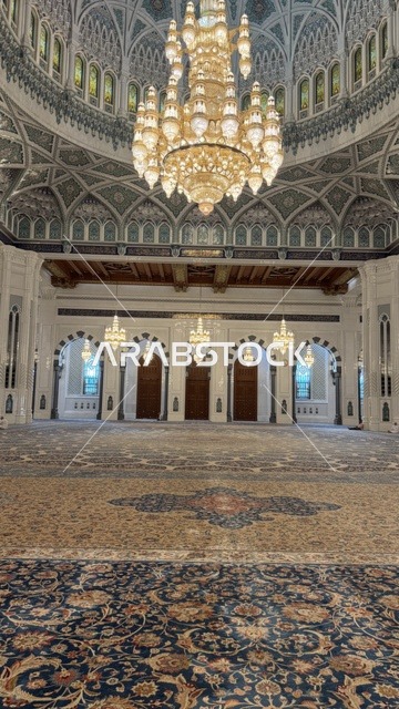 مسجد السلطان قابوس الأكبر في محافظة مسقط في سلطنة عمان, أماكن ومعالم إسلامية دينية مقدسة مشهورة في سلطنة عمان، نجف كبيرة وفخمة معلقة في السقف داخل مسجد السلطان، العبادة والتقرب الى الله، أداء الفرائض الدينية، الفن الهندسي المعماري الاسلامي الحديث