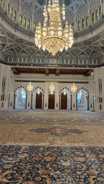 مسجد السلطان قابوس الأكبر في محافظة مسقط في سلطنة عمان, أماكن ومعالم إسلامية دينية مقدسة مشهورة في سلطنة عمان، نجف كبيرة وفخمة معلقة في السقف داخل مسجد السلطان، العبادة والتقرب الى الله، أداء الفرائض الدينية، الفن الهندسي المعماري الاسلامي الحديث