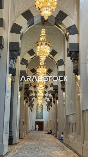 مسجد السلطان قابوس الأكبر في محافظة مسقط في سلطنة عمان, أماكن ومعالم إسلامية دينية مقدسة مشهورة في سلطنة عمان، نجف كبيرة وفخمة معلقة في السقف داخل مسجد السلطان، العبادة والتقرب الى الله، أداء الفرائض الدينية، الفن الهندسي المعماري الاسلامي الحديث