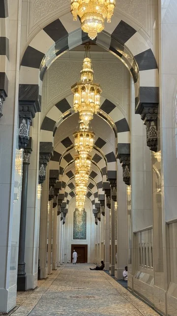 مسجد السلطان قابوس الأكبر في محافظة مسقط في سلطنة عمان, أماكن ومعالم إسلامية دينية مقدسة مشهورة في سلطنة عمان، نجف كبيرة وفخمة معلقة في السقف داخل مسجد السلطان، العبادة والتقرب الى الله، أداء الفرائض الدينية، الفن الهندسي المعماري الاسلامي الحديث