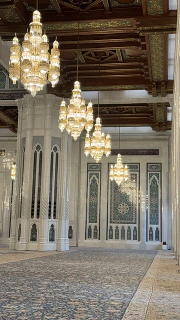 مسجد السلطان قابوس الأكبر في محافظة مسقط في سلطنة عمان, أماكن ومعالم إسلامية دينية مقدسة مشهورة في سلطنة عمان، نجف كبيرة وفخمة معلقة في السقف داخل مسجد السلطان، العبادة والتقرب الى الله، أداء الفرائض الدينية، الفن الهندسي المعماري الاسلامي الحديث