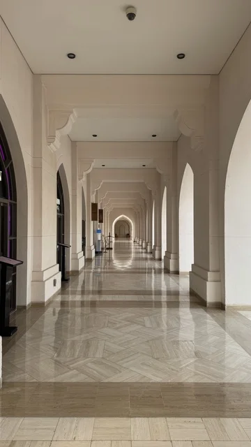 أماكن ومعالم إسلامية دينية مقدسة مشهورة في سلطنة عمان، مسجد السلطان قابوس الأكبر في محافظة مسقط في سلطنة عمان, الاقواس في  ممر مسجد السلطان، العبادة والتقرب الى الله، أداء الفرائض الدينية، الفن الهندسي المعماري الاسلامي الحديث