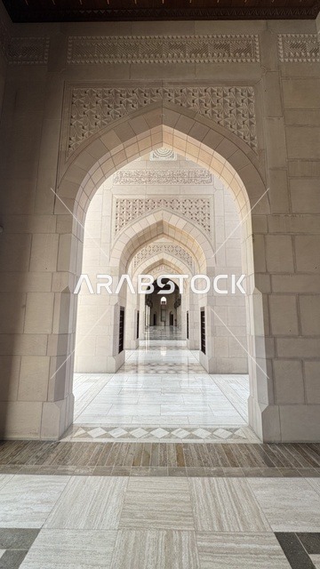 أماكن ومعالم إسلامية دينية مقدسة مشهورة في سلطنة عمان، مسجد السلطان قابوس الأكبر في محافظة مسقط في سلطنة عمان, الاقواس في  ممر مسجد السلطان، العبادة والتقرب الى الله، أداء الفرائض الدينية، الفن الهندسي المعماري الاسلامي الحديث