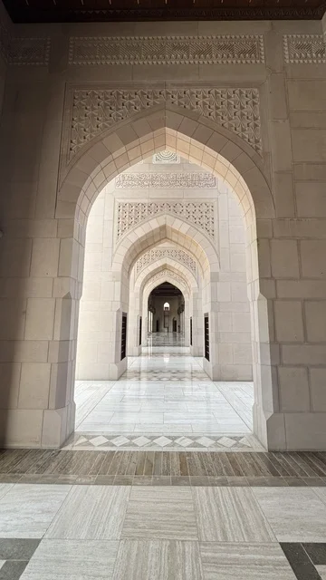 أماكن ومعالم إسلامية دينية مقدسة مشهورة في سلطنة عمان، مسجد السلطان قابوس الأكبر في محافظة مسقط في سلطنة عمان, الاقواس في  ممر مسجد السلطان، العبادة والتقرب الى الله، أداء الفرائض الدينية، الفن الهندسي المعماري الاسلامي الحديث