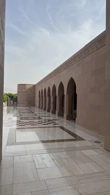أداء الفرائض الدينية، الفن الهندسي المعماري الاسلامي الحديث، أماكن ومعالم إسلامية دينية مقدسة مشهورة في سلطنة عمان، مسجد السلطان قابوس الأكبر في محافظة مسقط في سلطنة عمان, الاقواس في  ممر مسجد السلطان، العبادة والتقرب الى الله