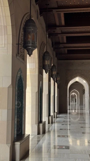 أداء الفرائض الدينية، الفن الهندسي المعماري الاسلامي الحديث، أماكن ومعالم إسلامية دينية مقدسة مشهورة في سلطنة عمان، مسجد السلطان قابوس الأكبر في محافظة مسقط في سلطنة عمان, الاقواس في  ممر مسجد السلطان، العبادة والتقرب الى الله