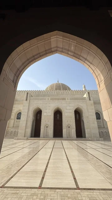 أداء الفرائض الدينية، الفن الهندسي المعماري الاسلامي الحديث، أماكن ومعالم إسلامية دينية مقدسة مشهورة في سلطنة عمان، مسجد السلطان قابوس الأكبر في محافظة مسقط في سلطنة عمان, الاقواس في  ممر مسجد السلطان، العبادة والتقرب الى الله