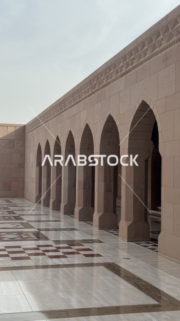 العبادة والتقرب الى الله، أداء الفرائض الدينية، الفن الهندسي المعماري الاسلامي الحديث، أماكن ومعالم إسلامية دينية مقدسة مشهورة في سلطنة عمان، مسجد السلطان قابوس الأكبر في محافظة مسقط في سلطنة عمان, الاقواس في  ممر مسجد السلطان