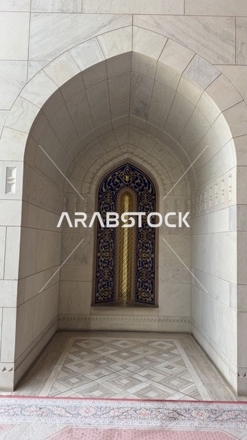 باب مسجد السلطان مزخرف على الطرز الاسلامي، العبادة والتقرب الى الله، أداء الفرائض الدينية، الفن الهندسي المعماري الاسلامي الحديث، أماكن ومعالم إسلامية دينية مقدسة مشهورة في سلطنة عمان، مسجد السلطان قابوس الأكبر في محافظة مسقط في سلطنة عمان