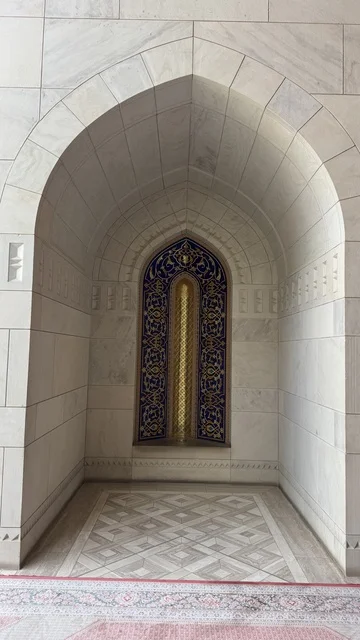 باب مسجد السلطان مزخرف على الطرز الاسلامي، العبادة والتقرب الى الله، أداء الفرائض الدينية، الفن الهندسي المعماري الاسلامي الحديث، أماكن ومعالم إسلامية دينية مقدسة مشهورة في سلطنة عمان، مسجد السلطان قابوس الأكبر في محافظة مسقط في سلطنة عمان