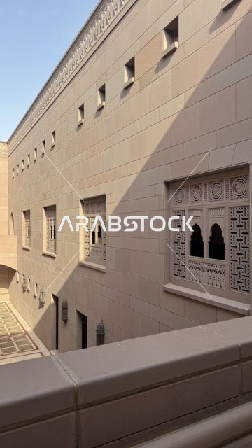 جدران ونوافذ على الطراز الاسلامي، العبادة والتقرب الى الله، أداء الفرائض الدينية، الفن الهندسي المعماري الاسلامي الحديث، أماكن ومعالم إسلامية دينية مقدسة مشهورة في سلطنة عمان، مسجد السلطان قابوس الأكبر في محافظة مسقط في سلطنة عمان