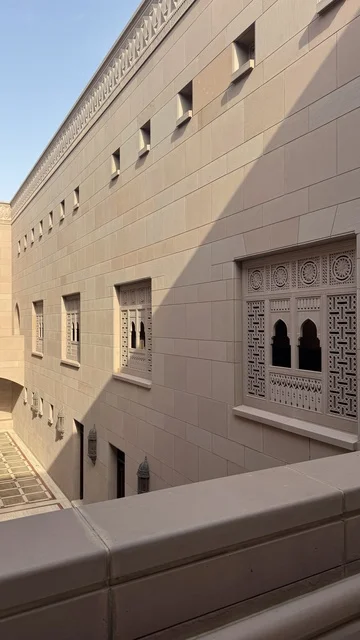 جدران ونوافذ على الطراز الاسلامي، العبادة والتقرب الى الله، أداء الفرائض الدينية، الفن الهندسي المعماري الاسلامي الحديث، أماكن ومعالم إسلامية دينية مقدسة مشهورة في سلطنة عمان، مسجد السلطان قابوس الأكبر في محافظة مسقط في سلطنة عمان