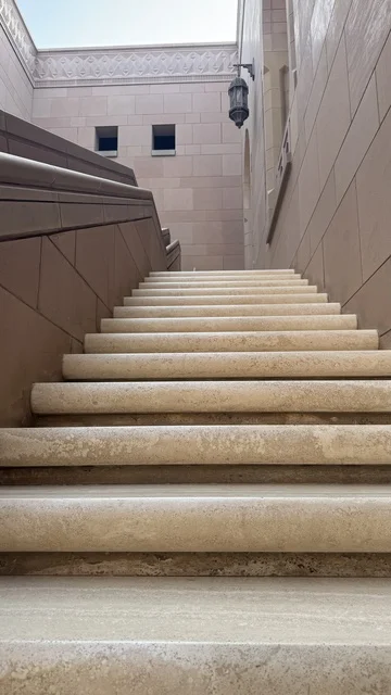 العبادة والتقرب الى الله، أداء الفرائض الدينية، الفن الهندسي المعماري الاسلامي الحديث، أماكن ومعالم إسلامية دينية مقدسة مشهورة في سلطنة عمان، مسجد السلطان قابوس الأكبر في محافظة مسقط في سلطنة عمان، درج رخامي داخل جامع السلطان