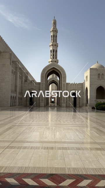قوس ومأذنة جامع السلطان قابوس الأكبر في مدينة نزوى في سلطنة عمان، أماكن سياحة دينية مقدسة، مساجد ومعالم إسلامية مشهورة، دعوة المسلمين للصلاة والعبادة والتقرب الى الله، الفن الهندسي المعماري على الطراز الإسلامي