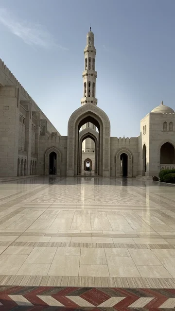 قوس ومأذنة جامع السلطان قابوس الأكبر في مدينة نزوى في سلطنة عمان، أماكن سياحة دينية مقدسة، مساجد ومعالم إسلامية مشهورة، دعوة المسلمين للصلاة والعبادة والتقرب الى الله، الفن الهندسي المعماري على الطراز الإسلامي