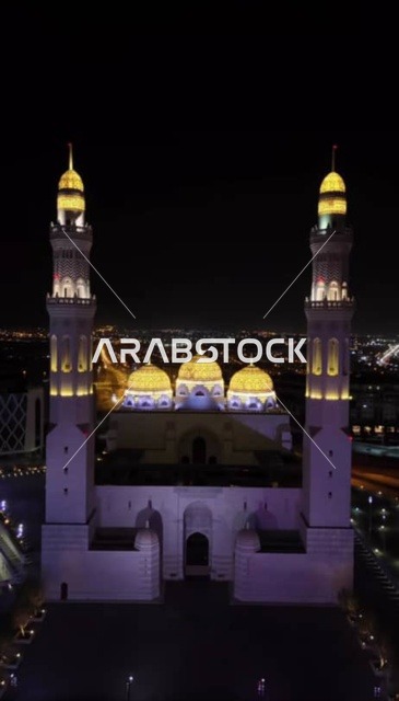 العبادة والتقرب الى الله، أداء الفرائض الدينية، الفن الهندسي المعماري الاسلامي الحديث لمساجد محافظة مسقط، أماكن ومعالم إسلامية دينية مقدسة مشهورة في سلطنة عمان، قبب ومآذن جامع محمد الأمين المضاءة في وقت الليل في ولاية بوشر