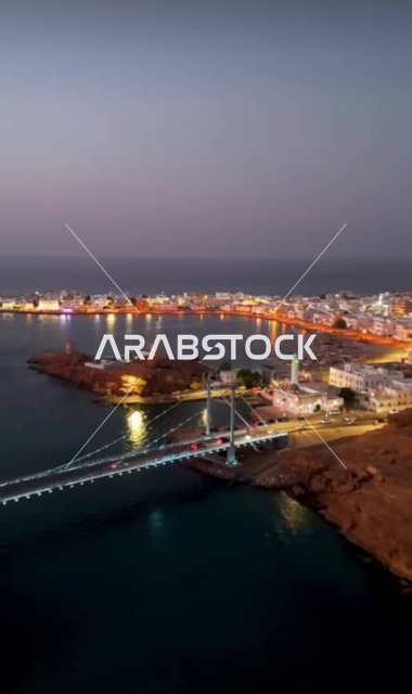 جسر خور البطح المعلق في ولاية صور بسلطنة عمان، الجسر الرابط بين مركز ولاية صور ومنطقة العيجة في وقت الليل، أهم المنجزات والمعالم المعمارية والحضارية في المنطقة