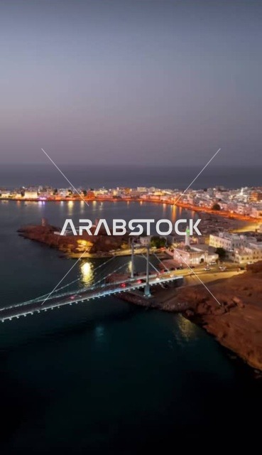 جسر خور البطح المعلق في ولاية صور بسلطنة عمان، الجسر الرابط بين مركز ولاية صور ومنطقة العيجة في وقت الليل، أهم المنجزات والمعالم المعمارية والحضارية في المنطقة