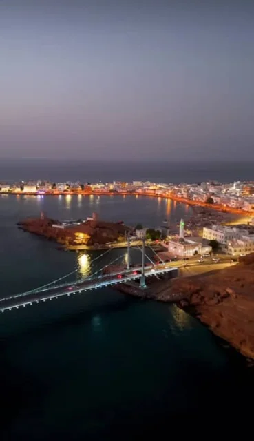 جسر خور البطح المعلق في ولاية صور بسلطنة عمان، الجسر الرابط بين مركز ولاية صور ومنطقة العيجة في وقت الليل، أهم المنجزات والمعالم المعمارية والحضارية في المنطقة