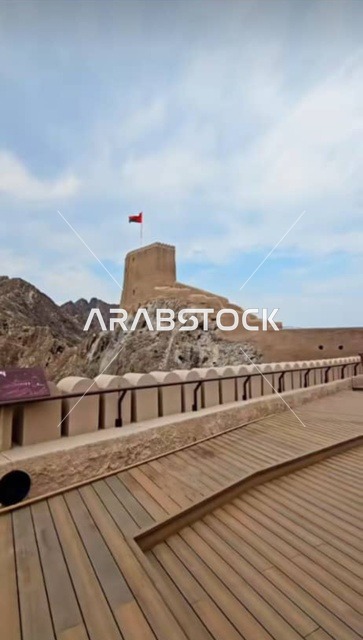 قلعة الميراني المبنية من الطين في مدينة مسقط القديمة ,التصميم والفن الهندسي المعماري على الطراز القديم، معلم ومزار سياحي تراثي مشهور في في سلطنة عمان، الحصون والقلاع التاريخية القديمة