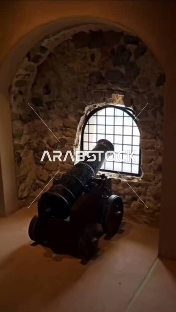 مدفع حربي قديم في قلعة الميراني المبنية من الطين في مدينة مسقط القديمة ,التصميم والفن الهندسي المعماري على الطراز القديم، معلم ومزار سياحي تراثي مشهور في سلطنة عمان، أهم الحصون والقلاع التاريخية العمانية القديمة