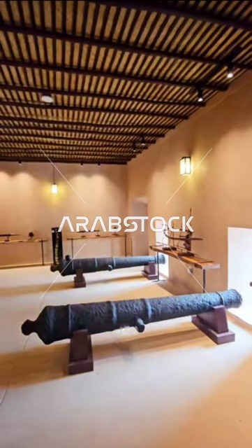 مدفع حربي قديم في قلعة الميراني المبنية من الطين في مدينة مسقط القديمة ,التصميم والفن الهندسي المعماري على الطراز القديم، معلم ومزار سياحي تراثي مشهور في سلطنة عمان، أهم الحصون والقلاع التاريخية العمانية القديمة