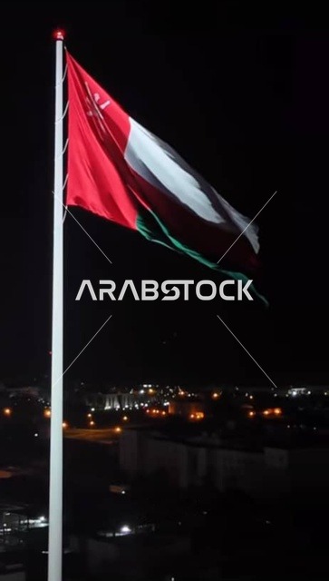 احياء ذكرى اليوم الوطني العماني، الأعلام  والرايات الوطنية للدول العربية، الاعتزاز والفخر بالرموز والراية العمانية، علم دولة سلطنة عمان يرفرف في سماء البلاد في وقت الليل، حب الوطن والإنتماء إليه