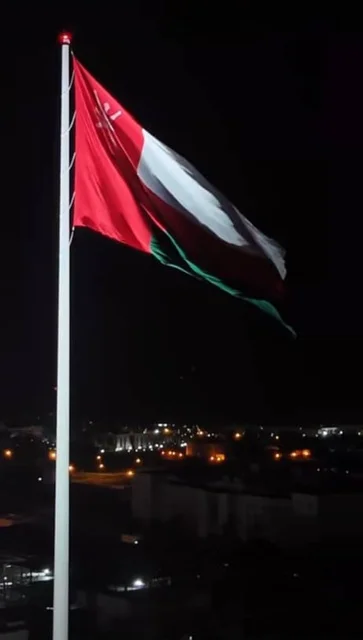 احياء ذكرى اليوم الوطني العماني، الأعلام  والرايات الوطنية للدول العربية، الاعتزاز والفخر بالرموز والراية العمانية، علم دولة سلطنة عمان يرفرف في سماء البلاد في وقت الليل، حب الوطن والإنتماء إليه