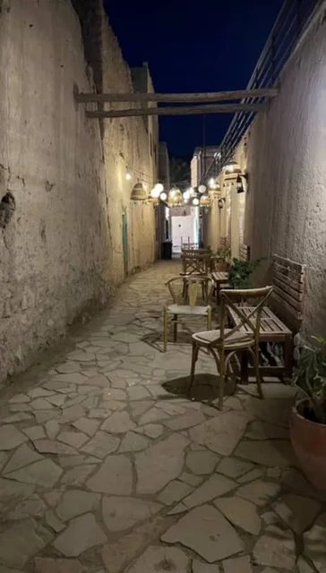 زقاق حجري ضيق في وادي الحوقين، البيوت التراثية المبنية من الطين في ولاية الرستاق بمحافظة جنوب الباطنة، أماكن سياحية للتنزه وقضاء وقت ممتع في سلطنة عمان، الاستمتاع بالمناطق الطبيعية ، جلسة هادئة في إحدى الاحياء القديمة